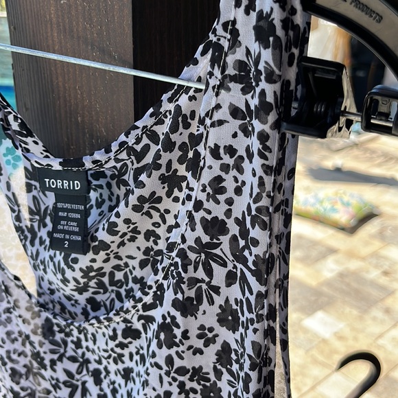 Black and white floral see through tunic sleeveless torrid size 2 , plus size - Picture 9 of 12